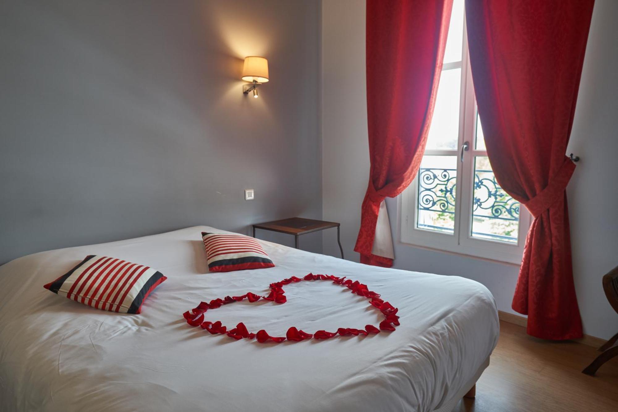 Logis Hotel De La Tour Libourne Εξωτερικό φωτογραφία