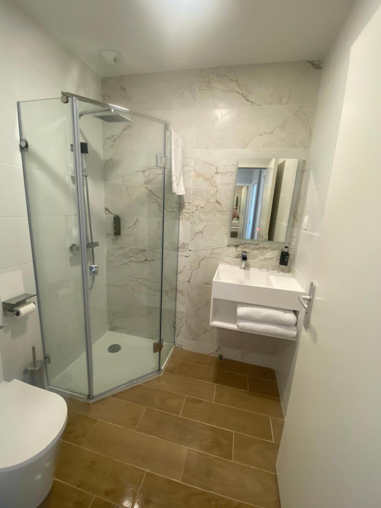 Logis Hotel De La Tour Libourne Εξωτερικό φωτογραφία