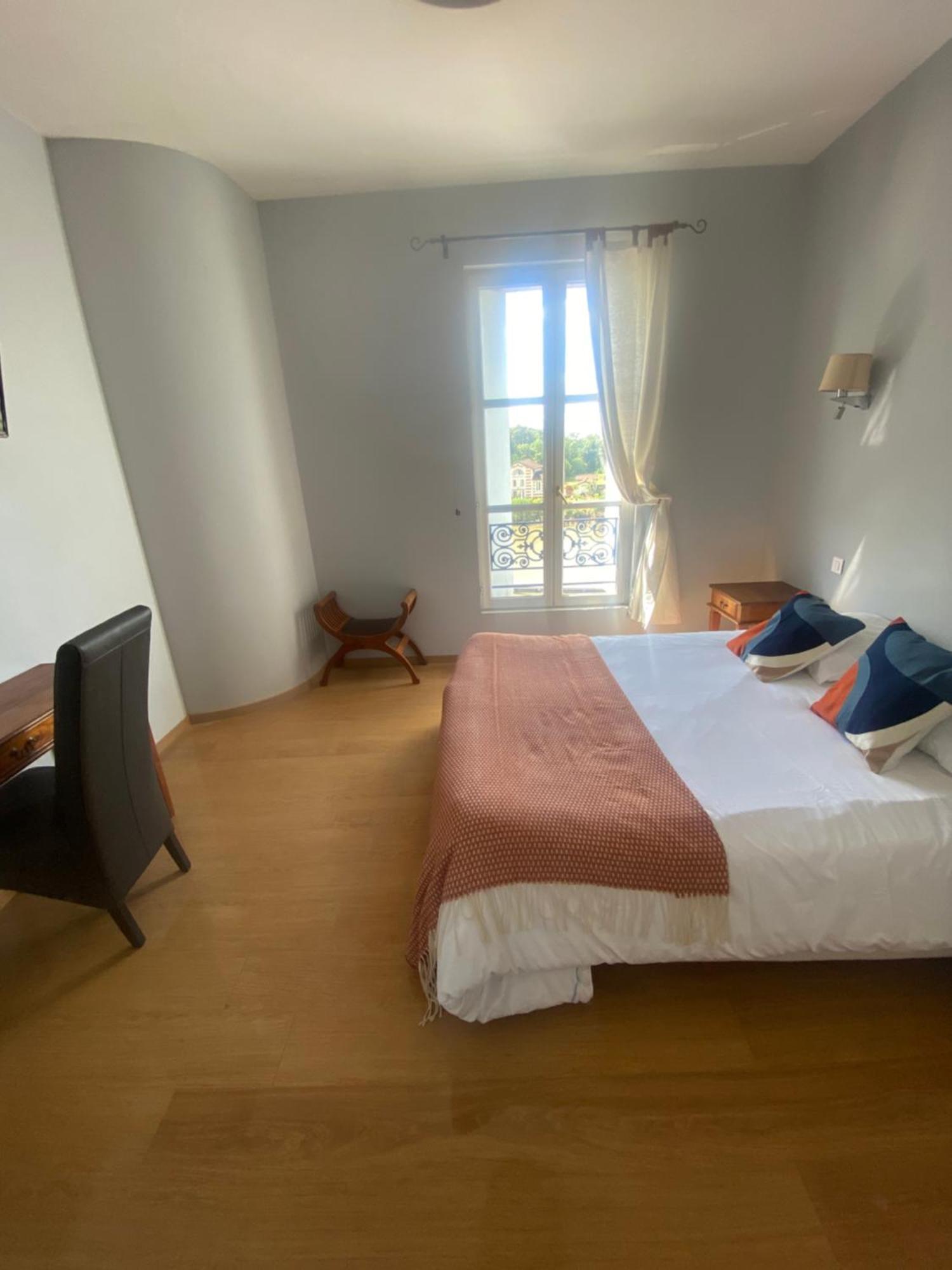 Logis Hotel De La Tour Libourne Εξωτερικό φωτογραφία